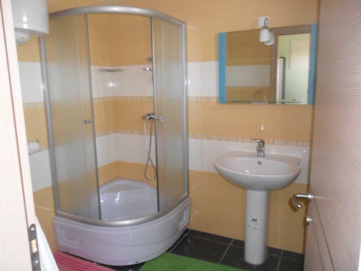 Sara Hotel Buzet Luaran gambar